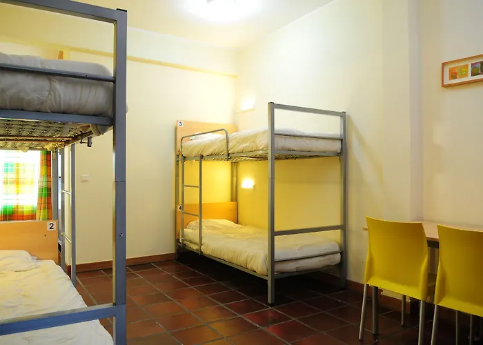 Albergue Hi - De Juventude Almada