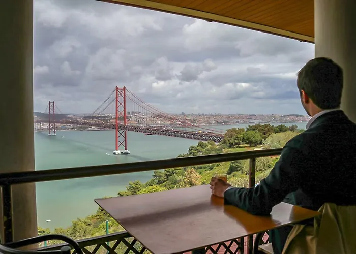 Albergue Hi - De Juventude Almada